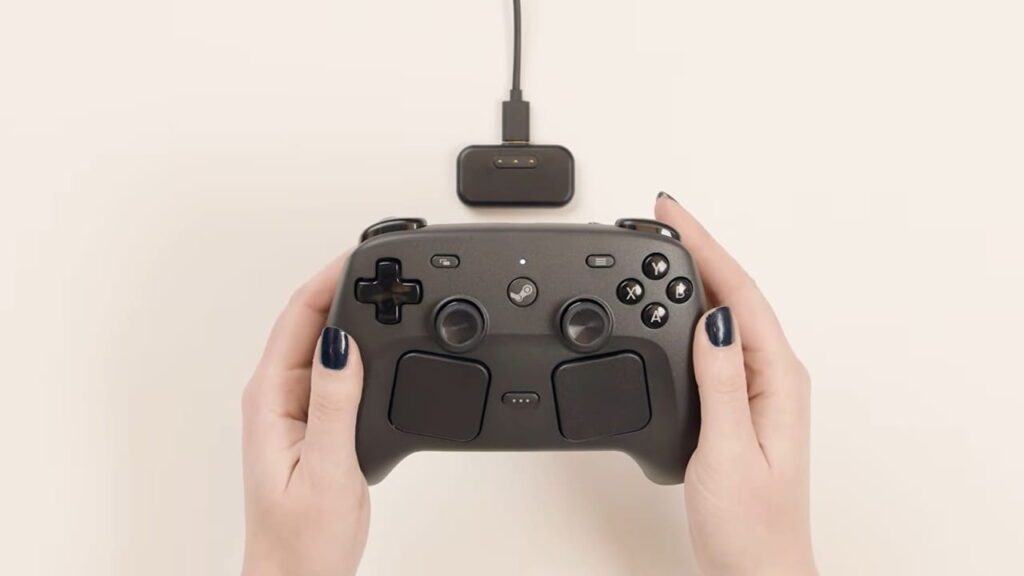 Fotografia dall'alto di Steam Controller impugnato